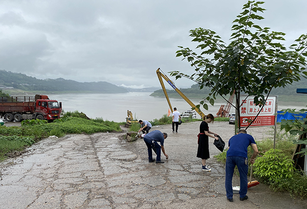 忠縣分公司黨支部開(kāi)展開(kāi)展“美麗港區，黨員在行動(dòng)”志愿服務(wù)活動(dòng)2_副本.jpg