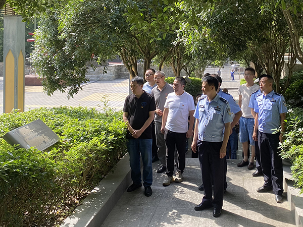 忠縣分公司與長(cháng)航公安忠縣派出所黨支部開(kāi)展共建活動(dòng)4.jpg