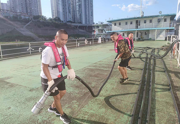 忠縣分公司游輪岸電搭接、船舶生活污水排岸創(chuàng  )歷史新高2.jpg